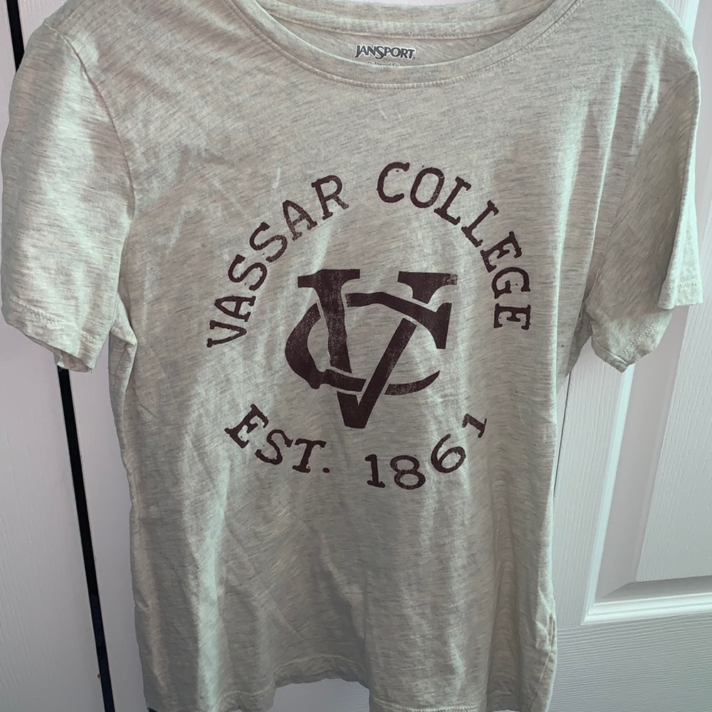 Vassar College t-shirt size M